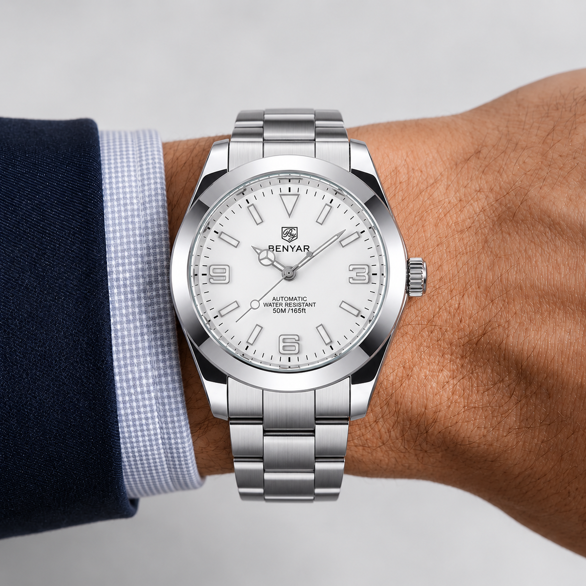 The Almanac Diver Automatic - no pulso, manga de blazer